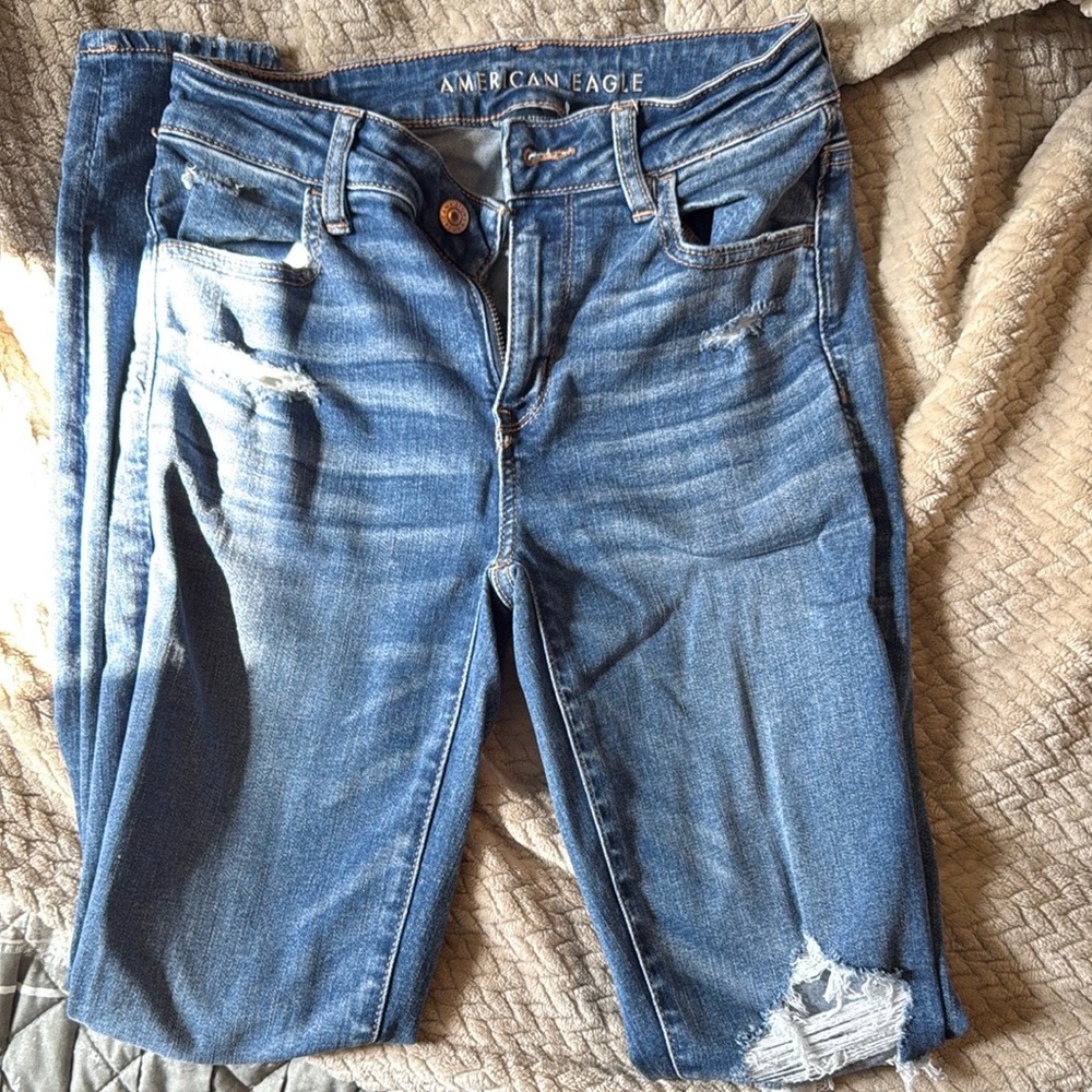 NWOT American Eagle Distressed Jegging